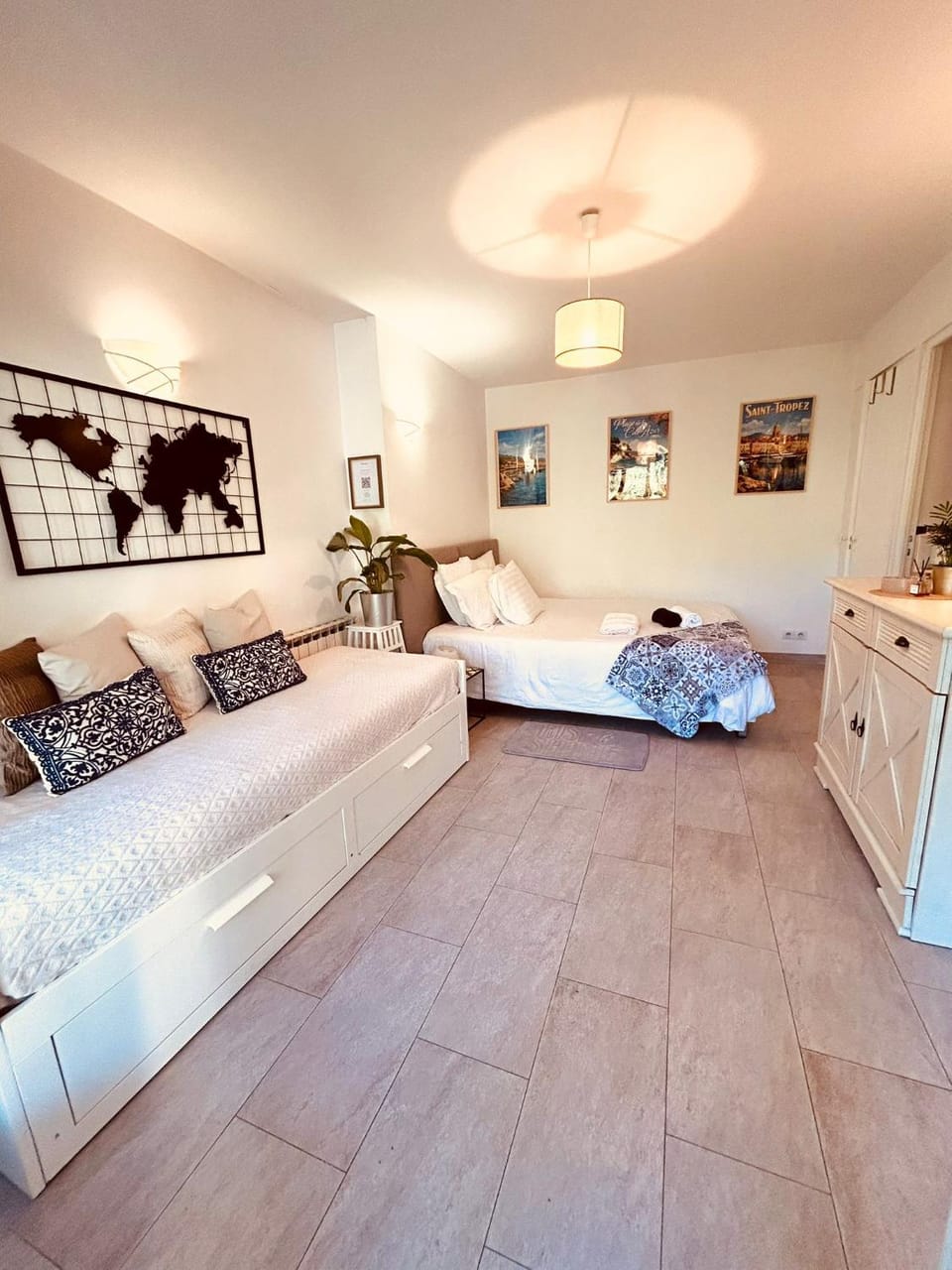 Bed, Living room, Seating area