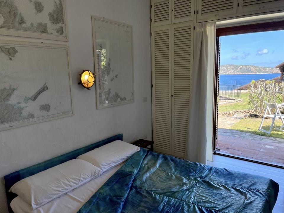Bed, Natural landscape, Photo of the whole room, Bedroom