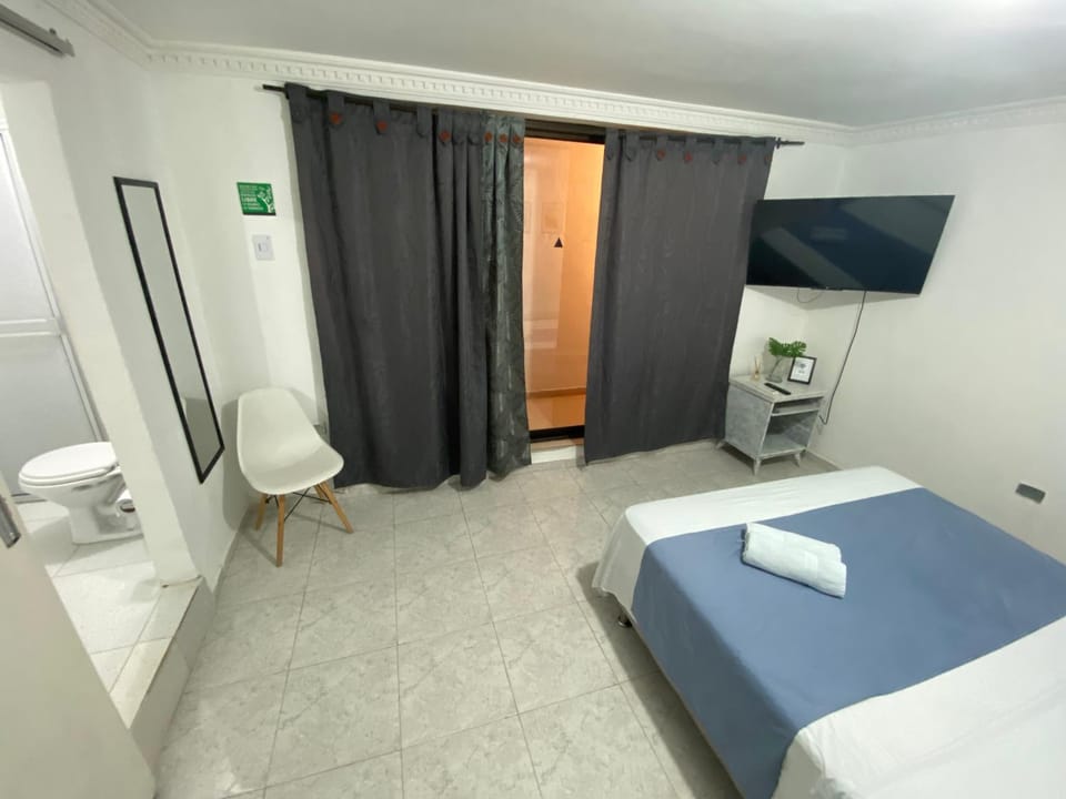 Bed, Bathroom, TV and multimedia, Photo of the whole room, Bedroom, towels