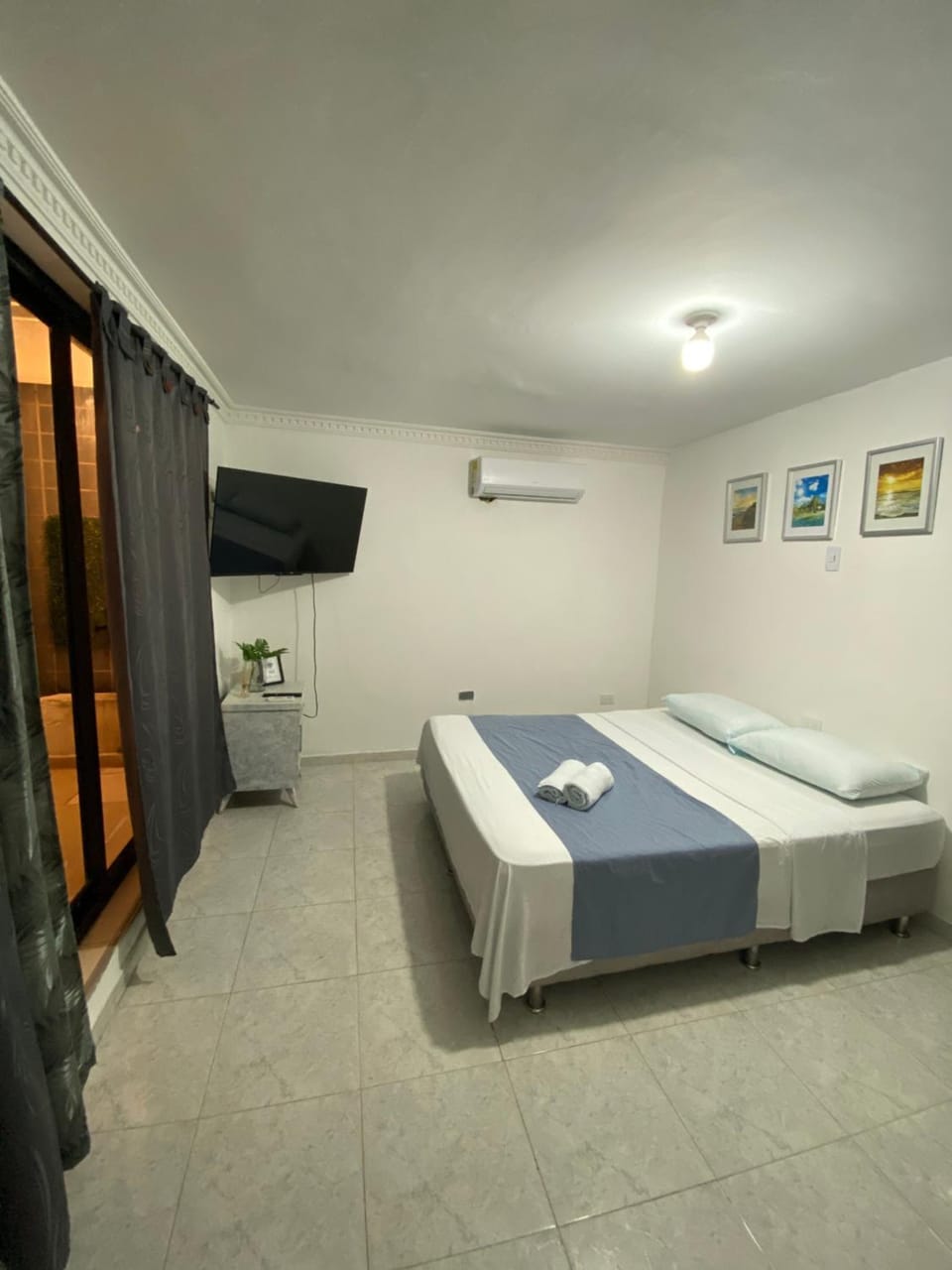 Bed, TV and multimedia, Photo of the whole room, Bedroom, towels, air conditioner