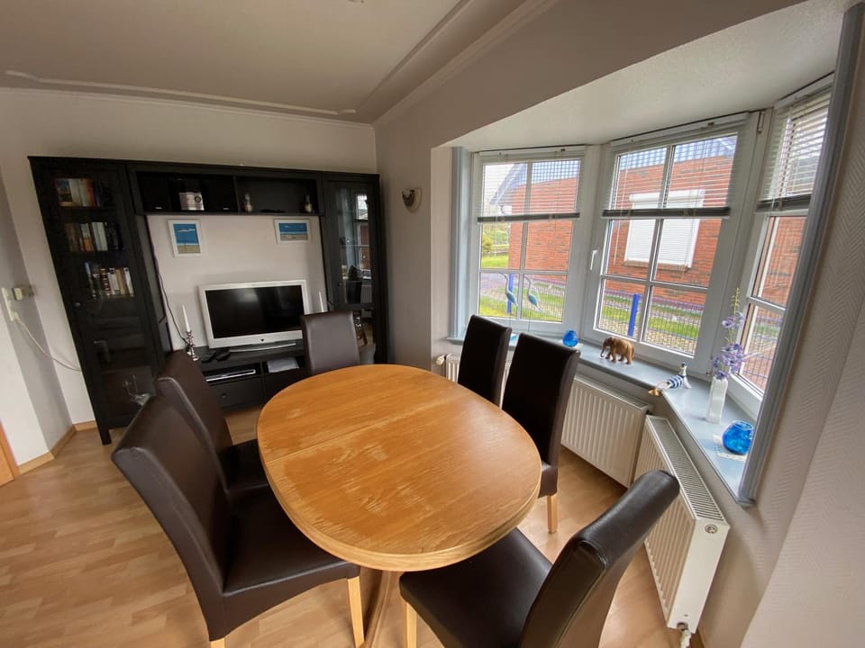 TV and multimedia, Living room, Seating area, Dining area