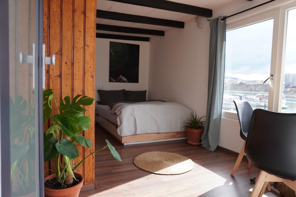 Bed, Photo of the whole room, Seating area, Bedroom
