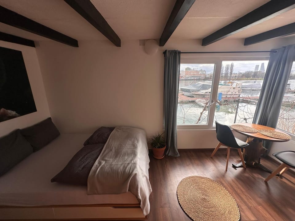 Bed, Living room, Photo of the whole room, Seating area, Dining area, Bedroom