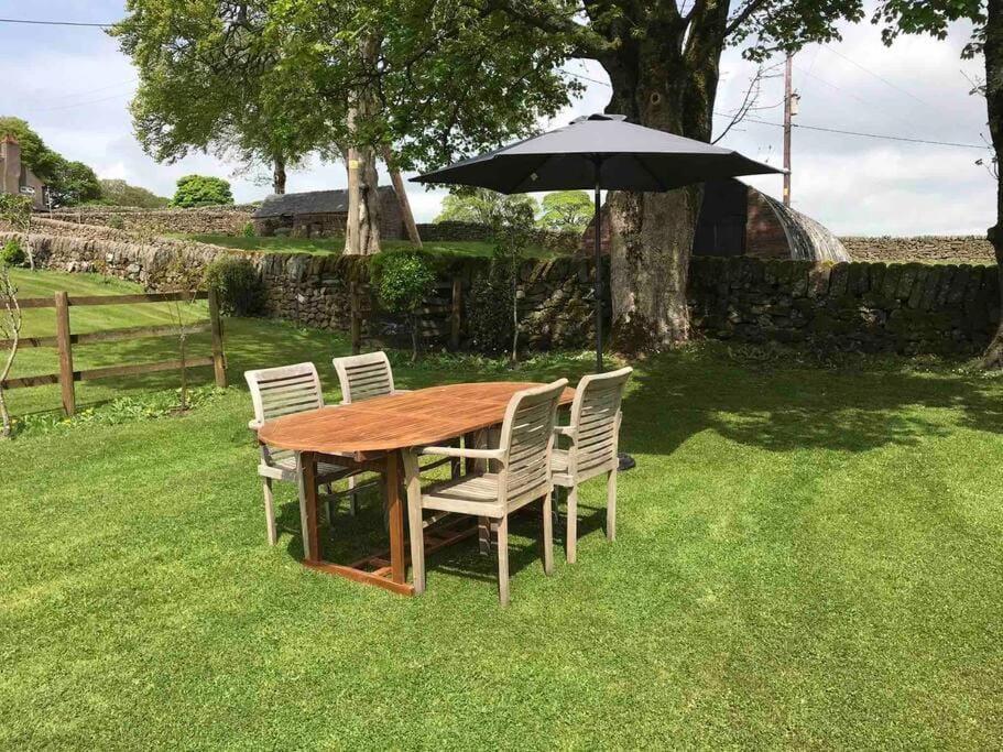Charming Rustic Barn Conversion sleeps 2 Near Alton Towers, Polar Bears, Peak District House in Staffordshire Moorlands District