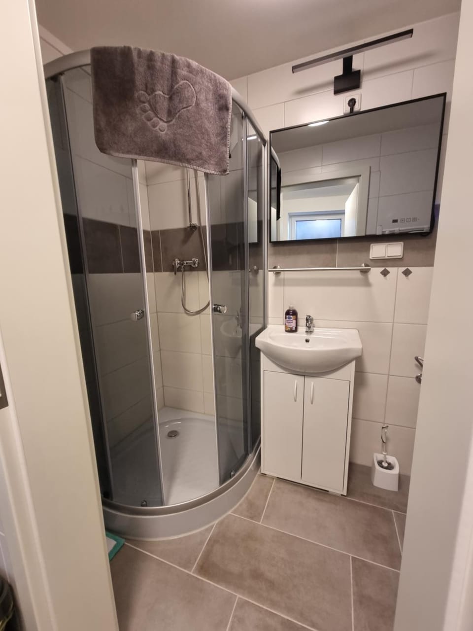 Shower, Toilet, Bathroom, towels