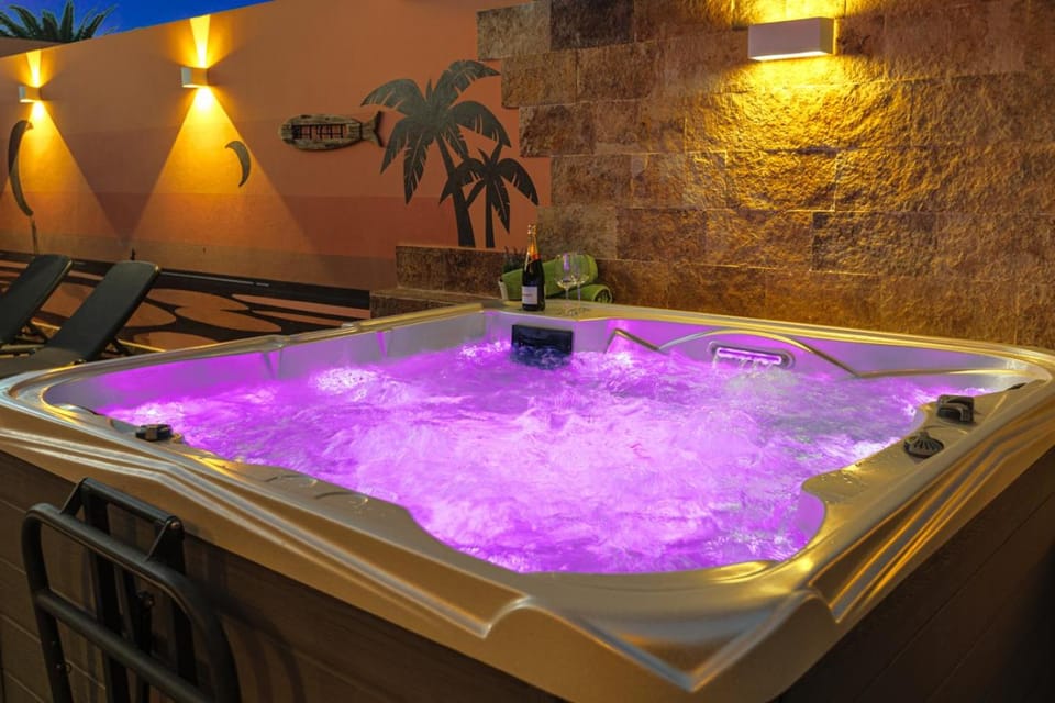 Hot Tub, Swimming pool