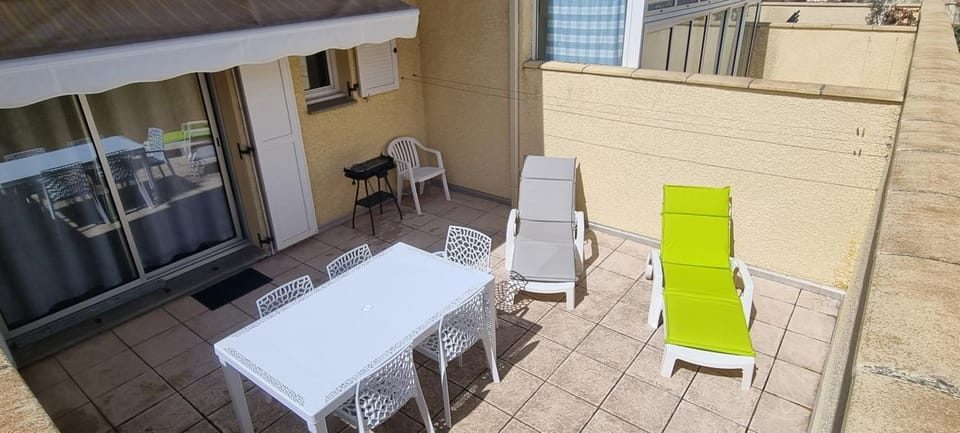 View (from property/room), Balcony/Terrace, sunbed