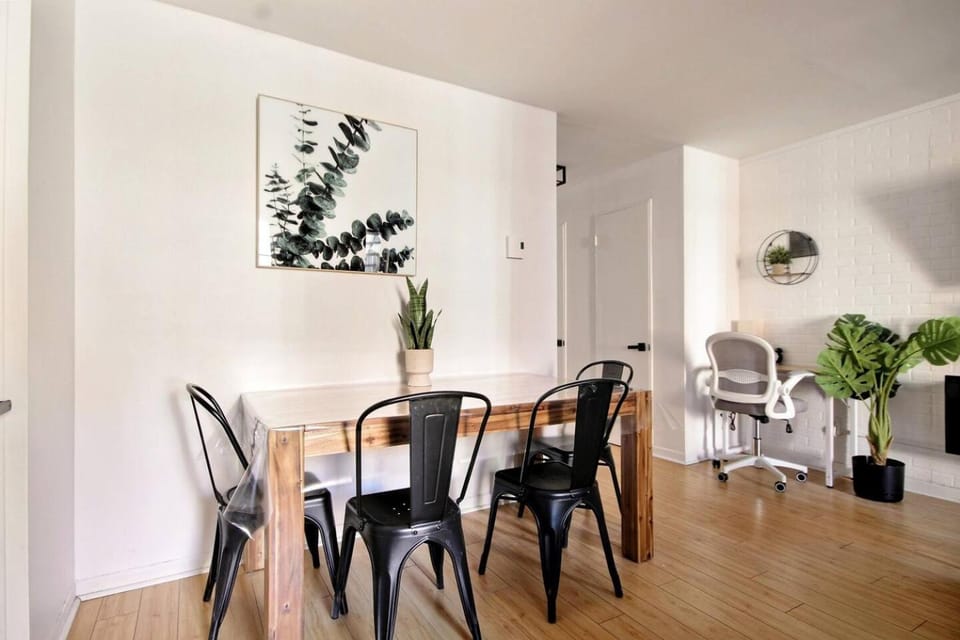 1CH KING Bed Fireplace Wi-Fi Kitchen Apartment in Quebec City
