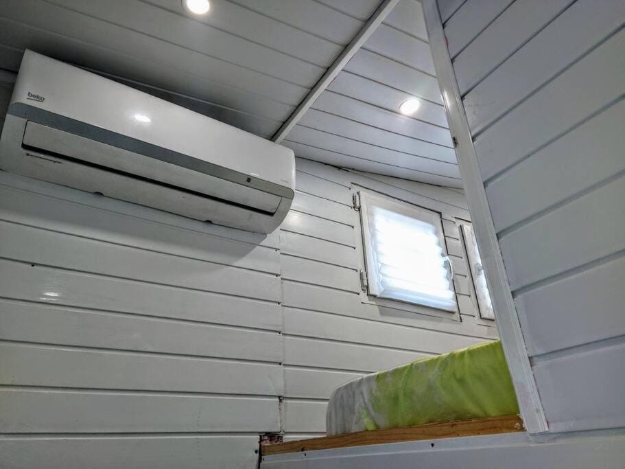 Tiny White Home (Self Check-In) Apartment in Bucharest