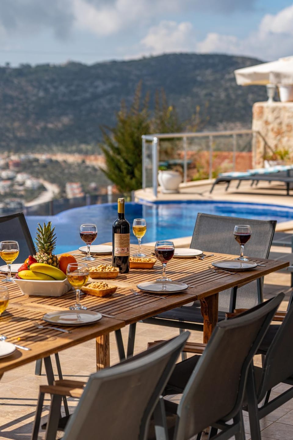 Day, Food and drinks, Dining area, Food, Mountain view, Pool view, Swimming pool, Lunch, Dinner, Drinks