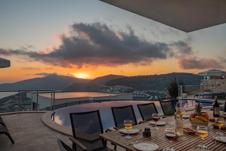 Natural landscape, View (from property/room), Dining area, Food, Mountain view, Drinks, Alcoholic drinks, Sunset