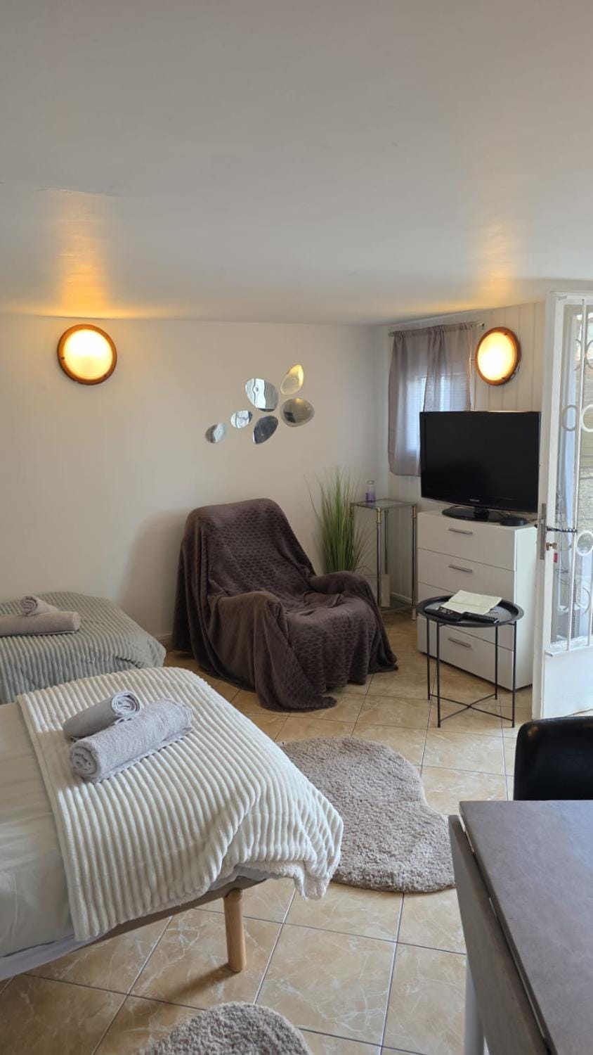 Adorable studio avec Piscine à partager en option Apartment in Île-de-France