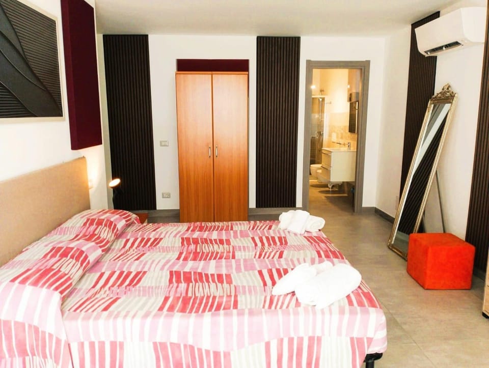 Photo of the whole room, Bedroom, wardrobe