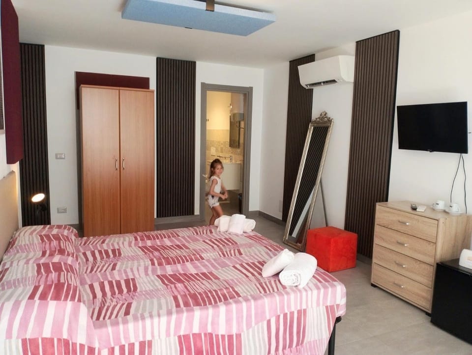 Bed, Photo of the whole room, Bedroom, wardrobe, air conditioner