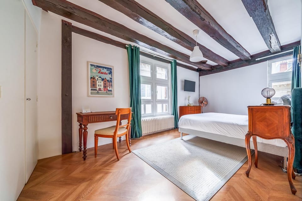 Bed, Seating area, Bedroom