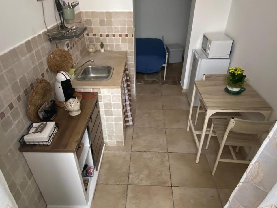 Coffee/tea facilities, Kitchen or kitchenette, Dining area, minibar, stove