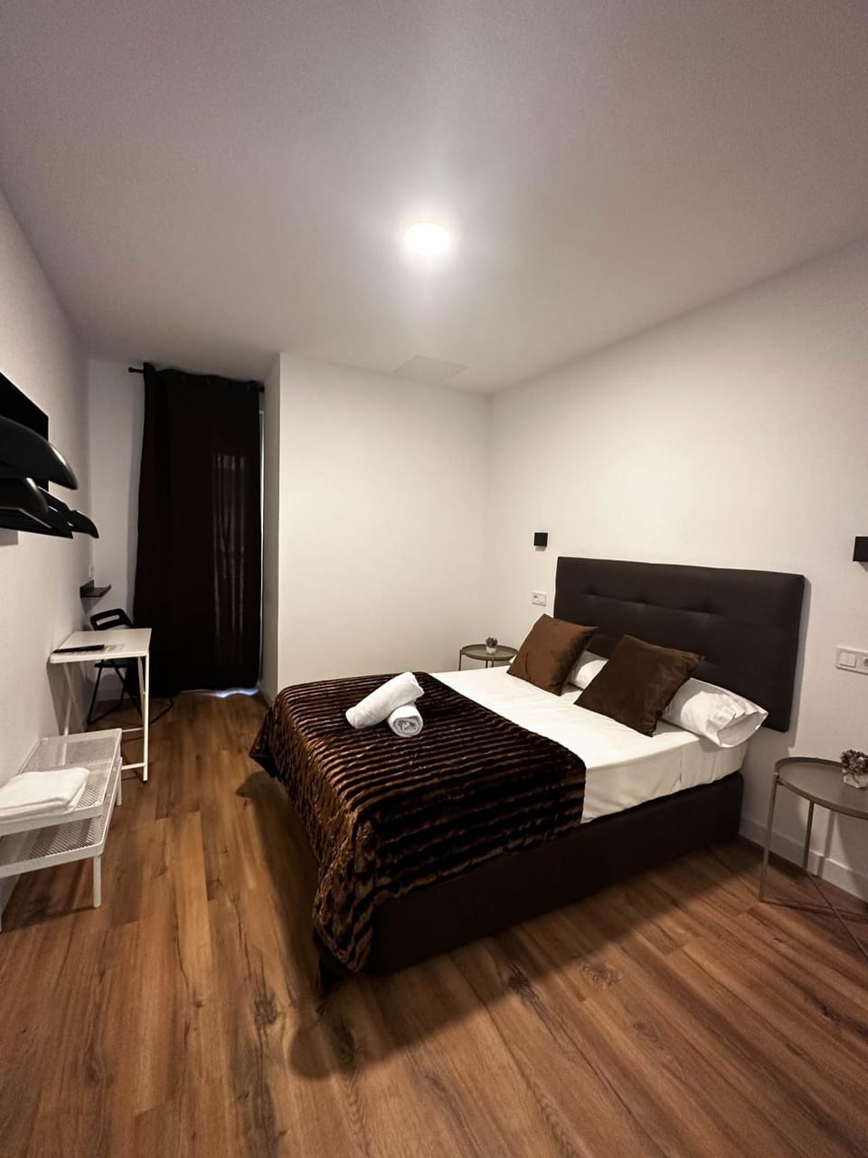 Bed, TV and multimedia, Photo of the whole room, Bedroom, towels