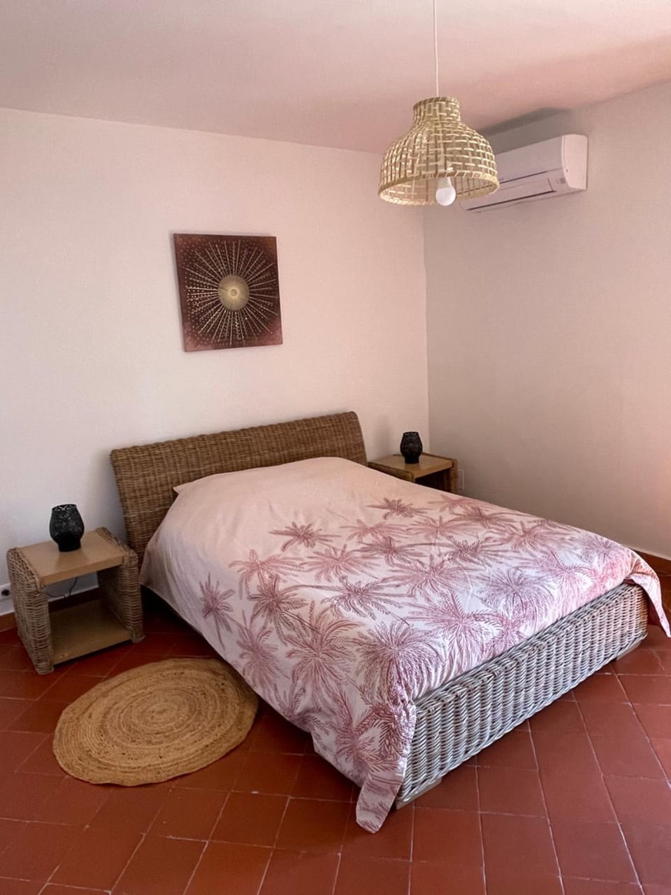 Photo of the whole room, air conditioner