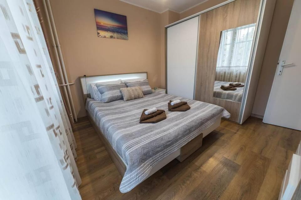 Bedroom, towels