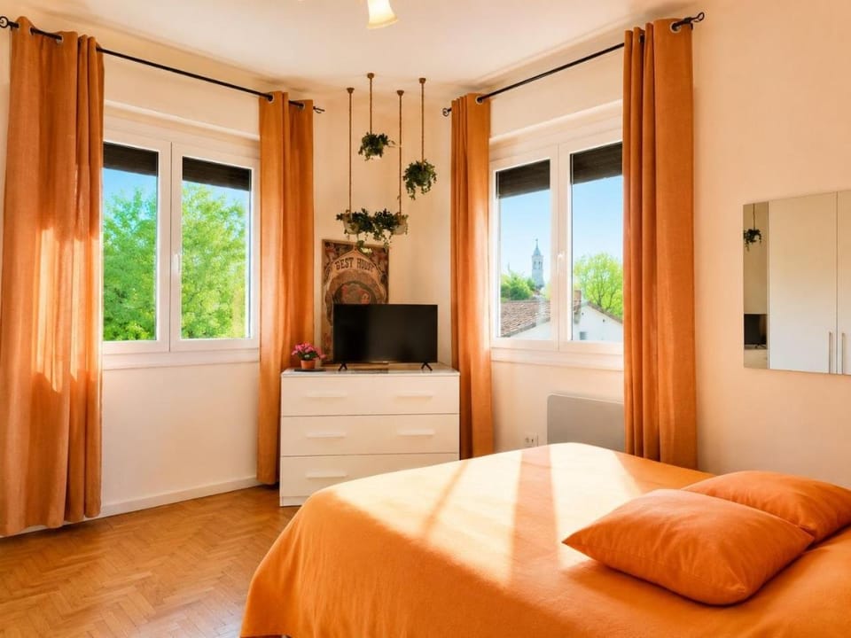 Bed, TV and multimedia, Photo of the whole room, Bedroom