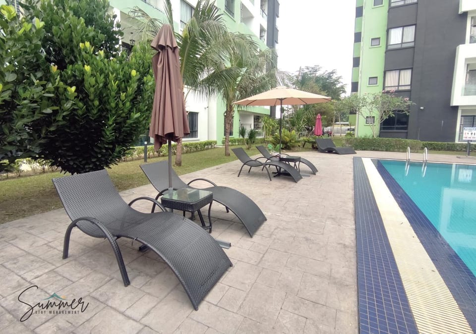 Property building, Patio, Day, Balcony/Terrace, Pool view, Area and facilities, Swimming pool, sunbed