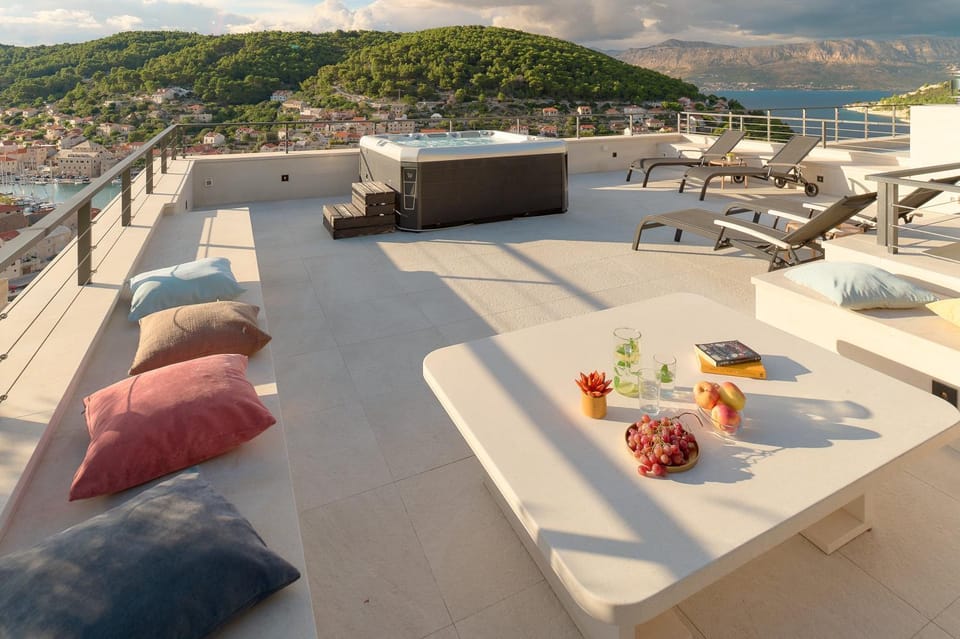 View (from property/room), Balcony/Terrace, City view, Sea view