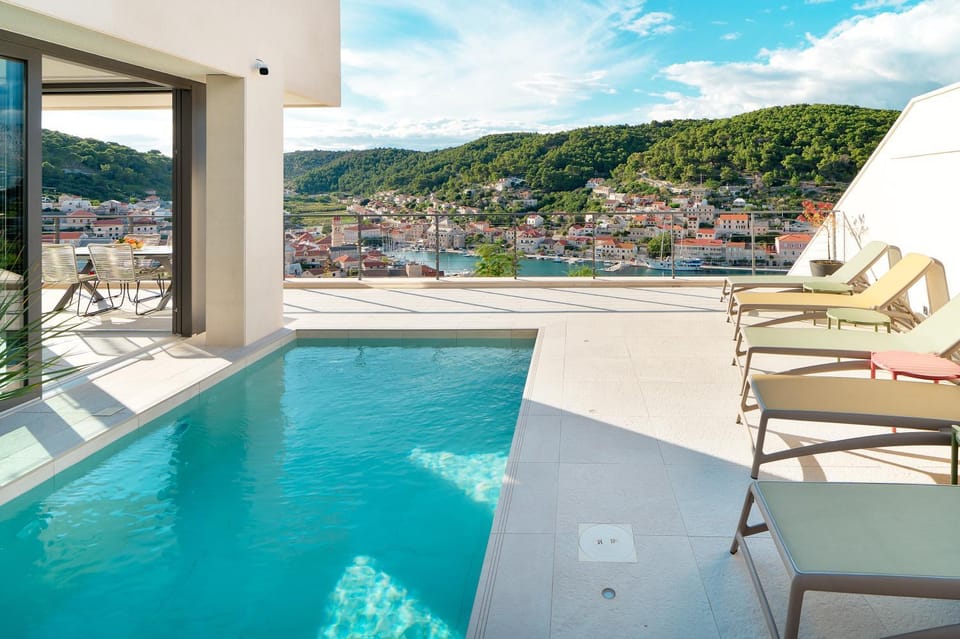 View (from property/room), City view, Sea view, Swimming pool, Swimming pool