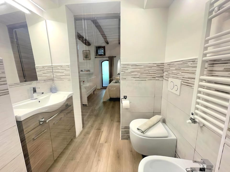 Shower, Toilet, Bathroom, bidet, towels
