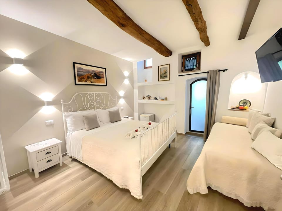 Bed, TV and multimedia, Photo of the whole room, Bedroom, towels