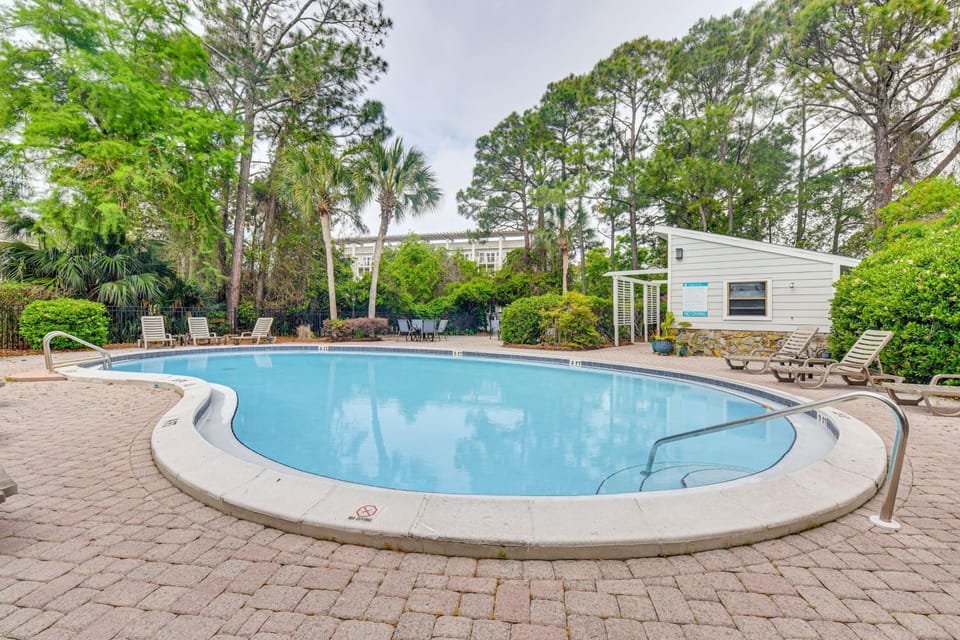 'Almond Grove Cottage' w/ Patio: Walk to Beach! House in South Walton County