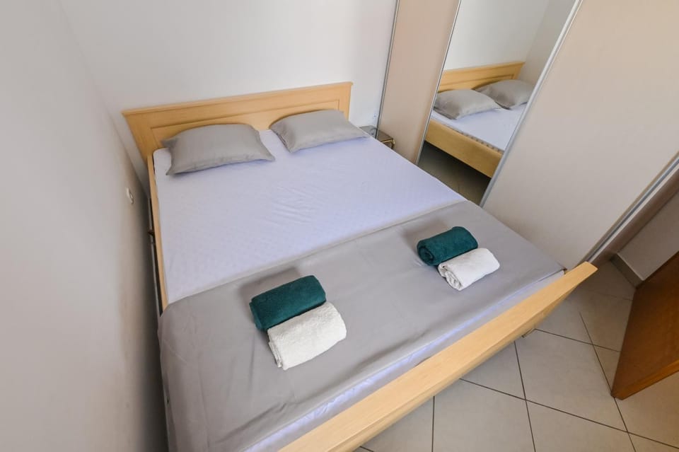 Bed, Bedroom, towels, wardrobe