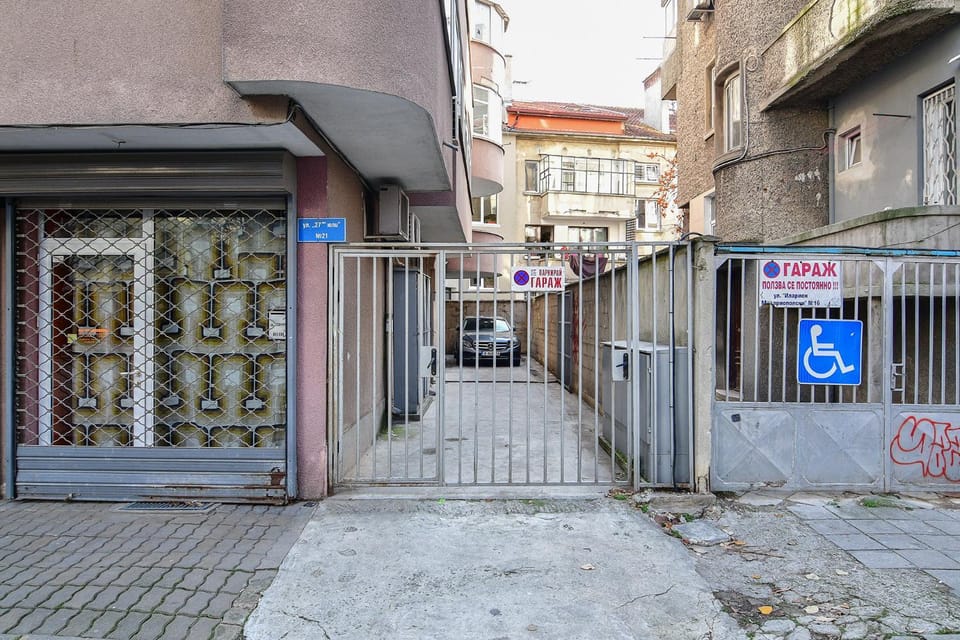 Property building, Day, Neighbourhood