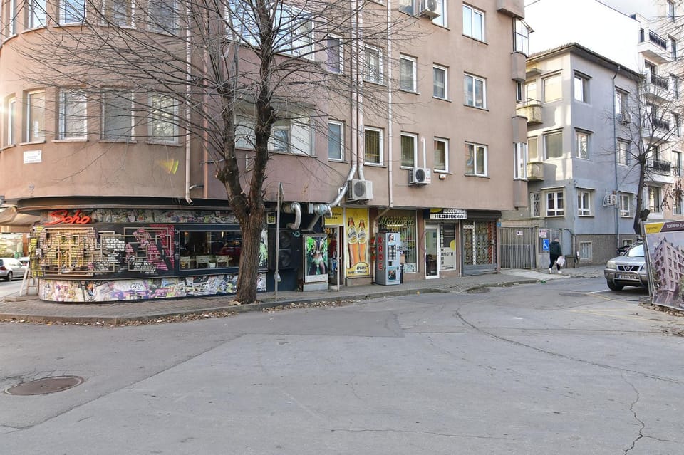 Property building, Day, Street view