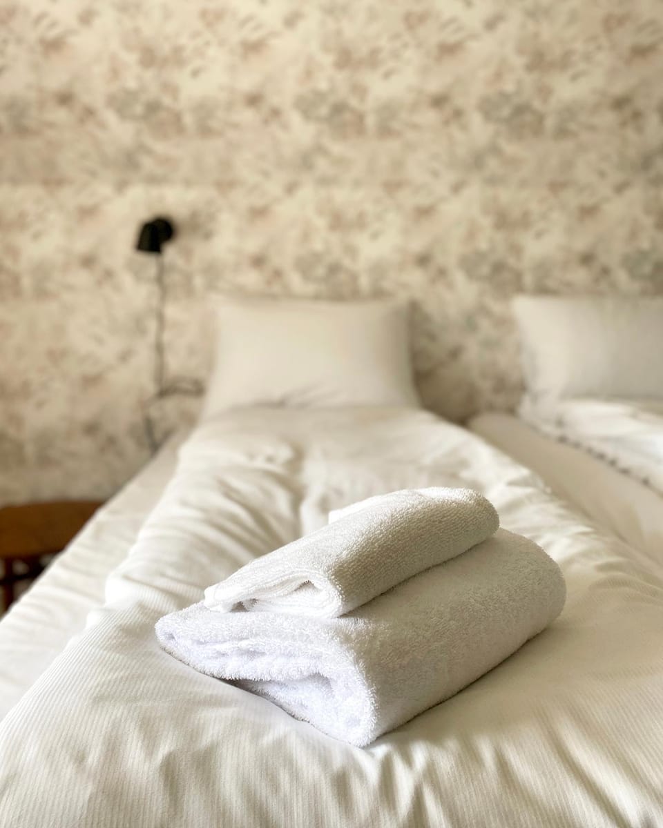 Bed, Photo of the whole room, Bedroom, towels, towels