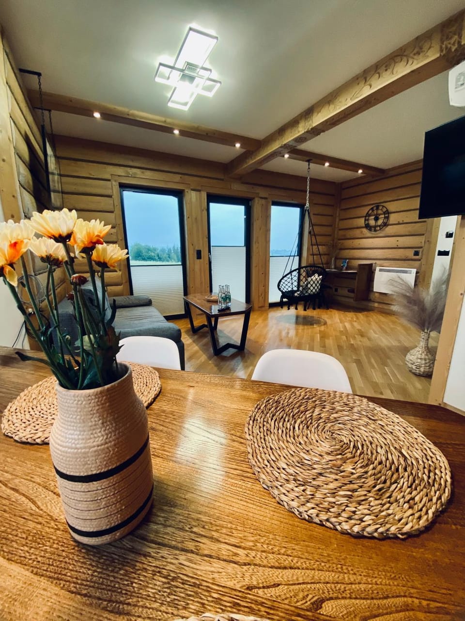 Communal lounge/ TV room, Natural landscape, TV and multimedia, Living room, Seating area, Dining area, Evening entertainment