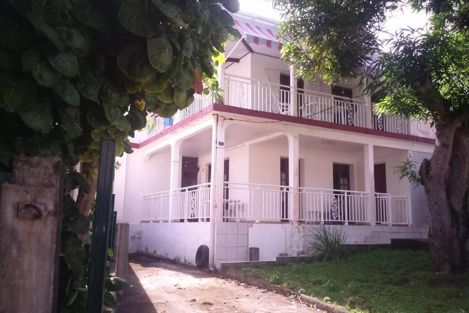 Maison en bord de mer à Trois Rivières. House in Leeward Islands