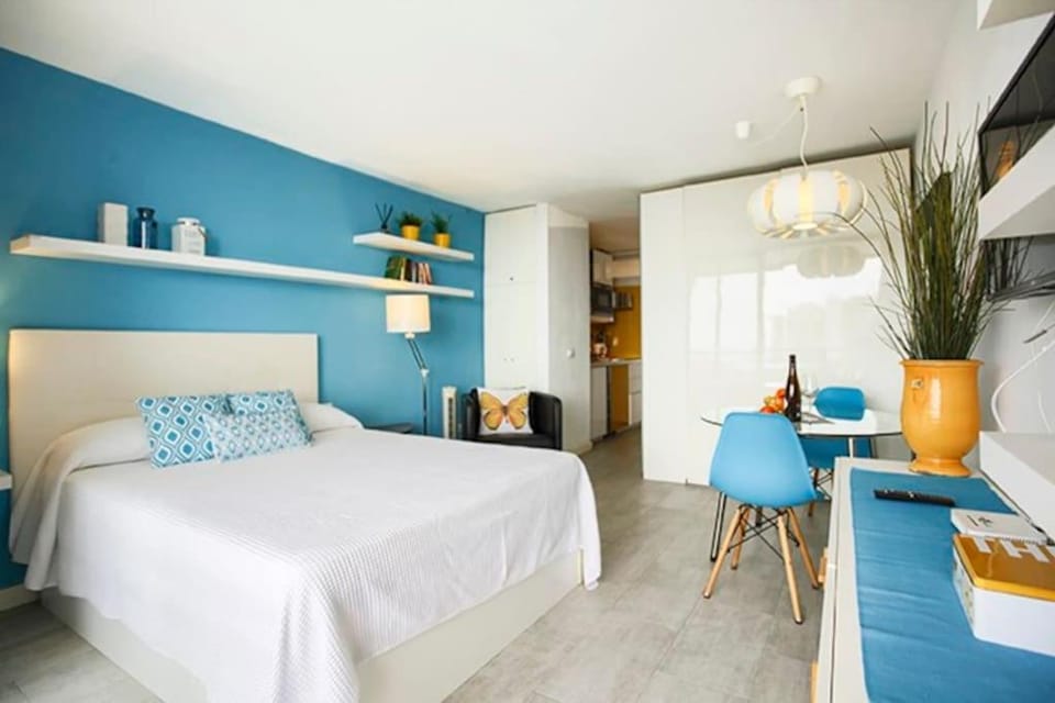 Bed, Living room, Photo of the whole room, Seating area, Dining area, Bedroom, hair dresser