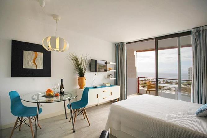 Bed, Living room, Photo of the whole room, Seating area, Dining area, Bedroom