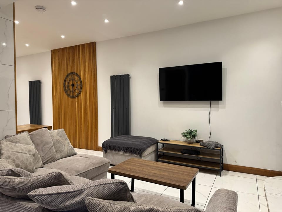 TV and multimedia, Living room, Seating area, Evening entertainment