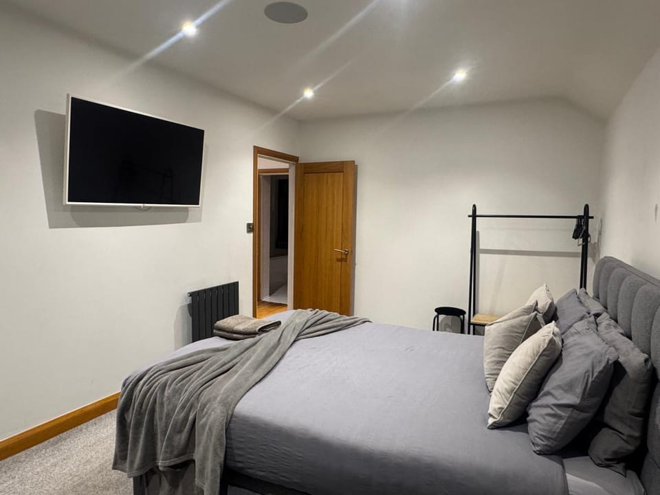 Bed, TV and multimedia, Photo of the whole room, Bedroom