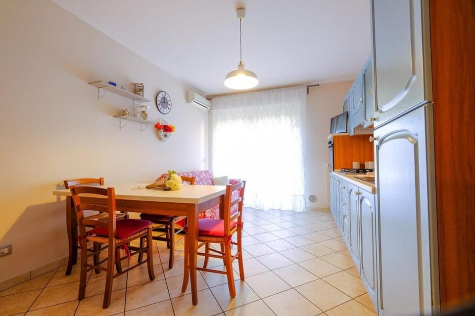 Kitchen or kitchenette, Dining area, pet friendly, stove