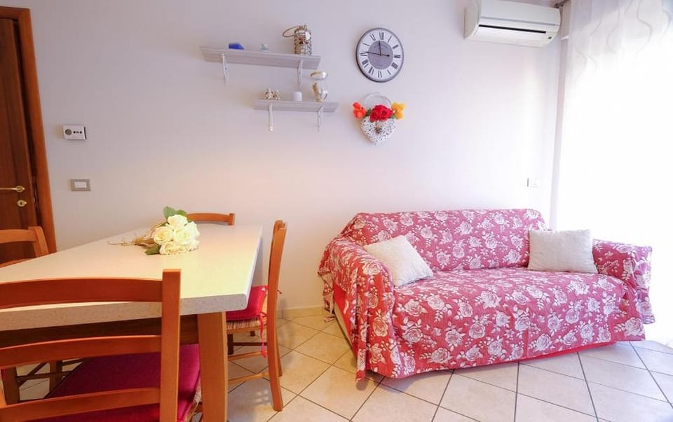 Living room, Seating area, Dining area, air conditioner