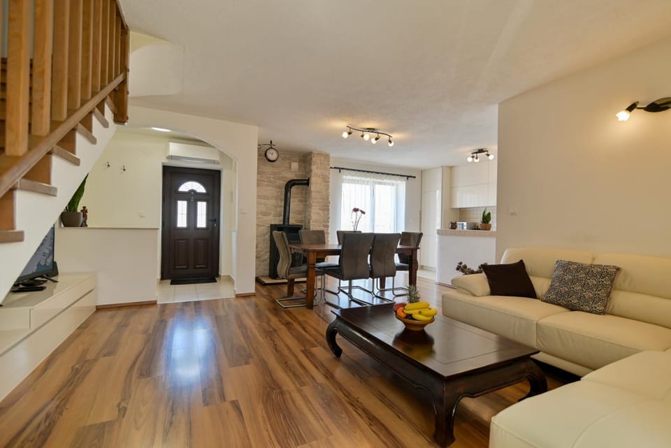 TV and multimedia, Living room, Seating area, Dining area