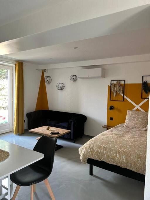 Bed, Living room, Photo of the whole room