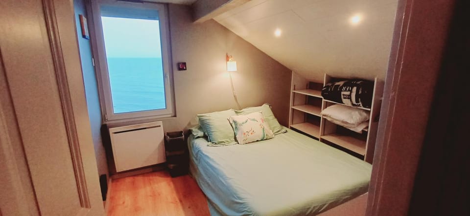 Bed, Photo of the whole room, Bedroom, Lake view