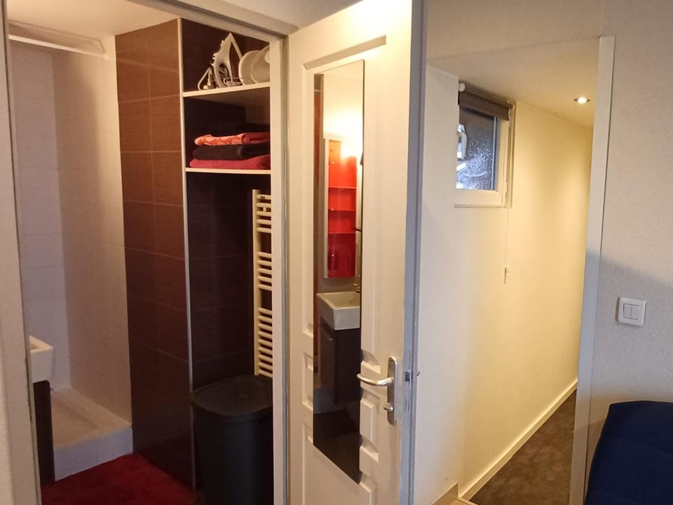 Shower, heating, towels