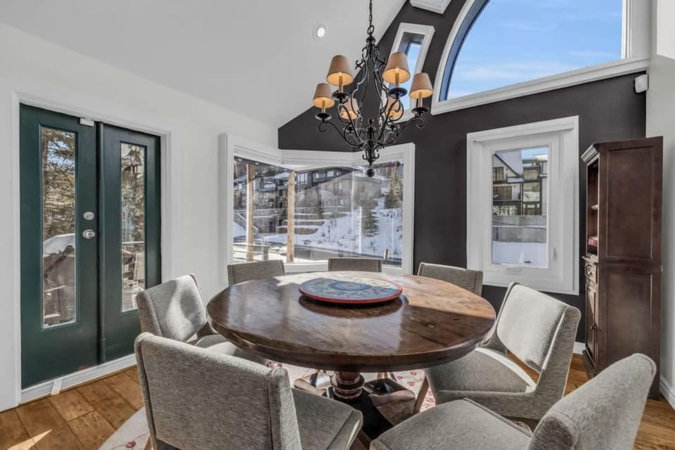 Roomy 4BR Townhome Near Main St with Private Hot Tub House in Park City