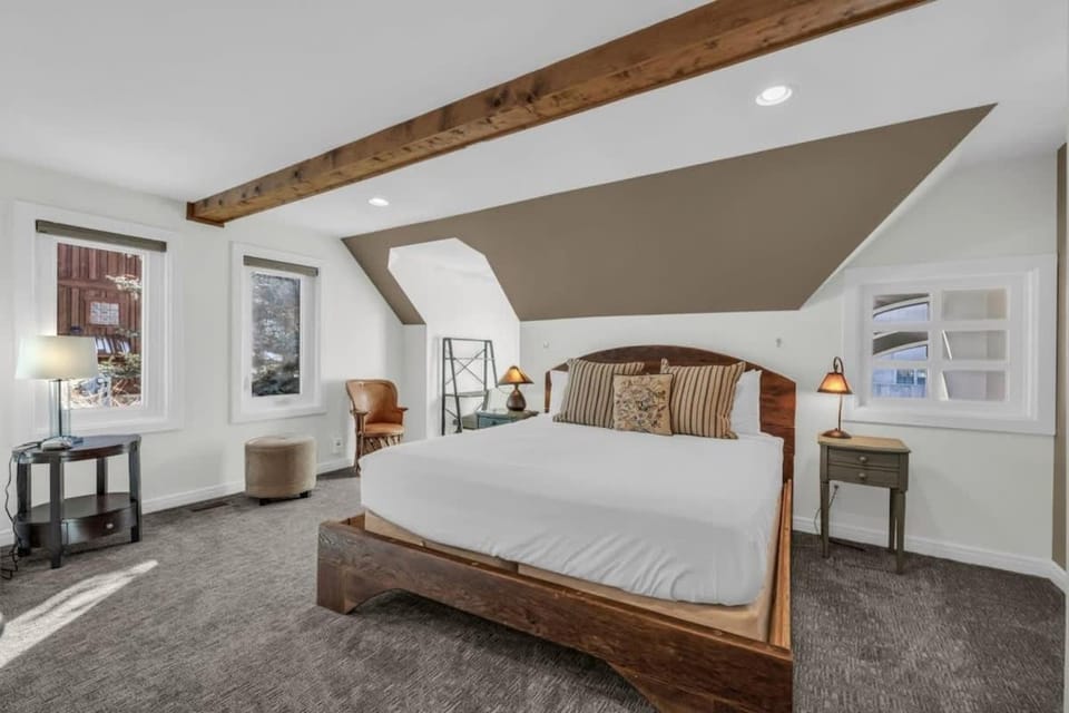 Roomy 4BR Townhome Near Main St with Private Hot Tub House in Park City