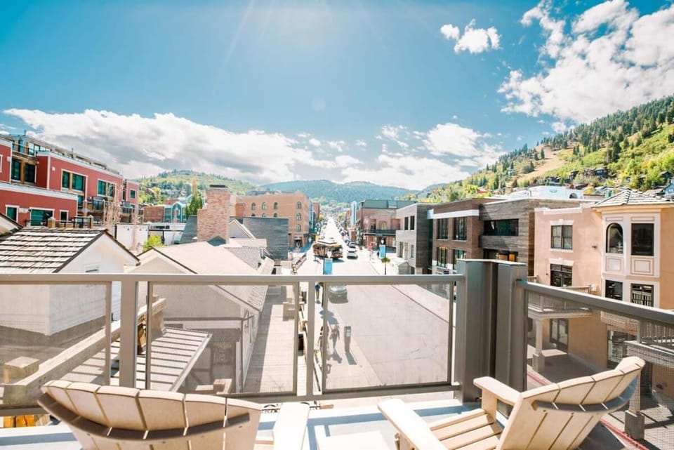 Amazing 3BR Condo on Main with Hot Tub Steps to Lift House in Park City