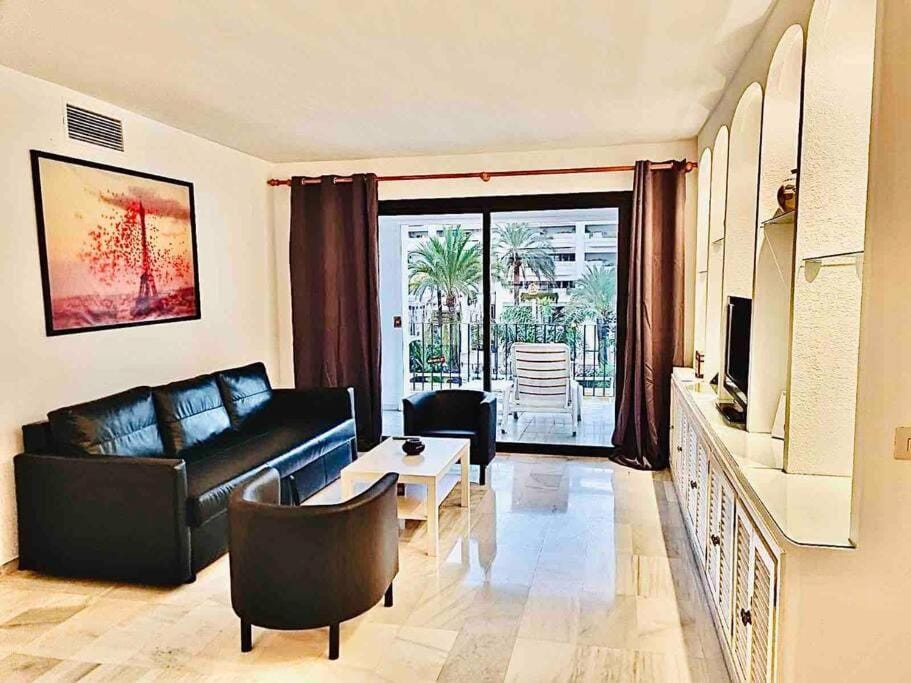 PUERTO BANUS, 2 ROOMS, POOL AND PRIVATE PARKING. Apartment in Marbella